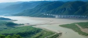 太阳娱乐音乐频道界面，均衡器波形在深蓝背景上律动，营造沉浸音乐氛围
